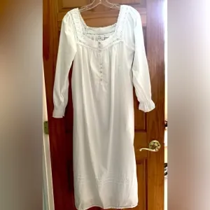 EILEEN WEST  100% COTTON NIGHTGOWN RIBBON AND CROCHET DETAIL WHITE SMALL