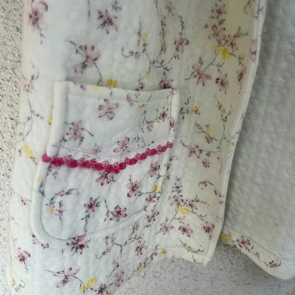 EUC Boutique Quilted Floral Jacket in pink &amp; White large darling floral detail