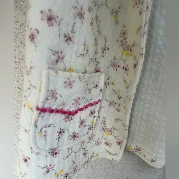 EUC Boutique Quilted Floral Jacket in pink &amp; White large darling floral detail