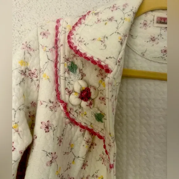 EUC Boutique Quilted Floral Jacket in pink &amp; White large darling floral detail