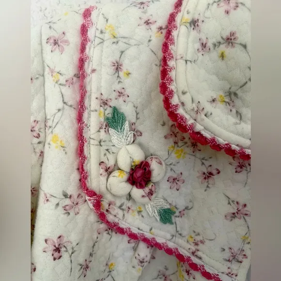 EUC Boutique Quilted Floral Jacket in pink &amp; White large darling floral detail