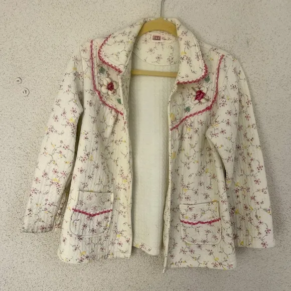 EUC Boutique Quilted Floral Jacket in pink &amp; White large darling floral detail