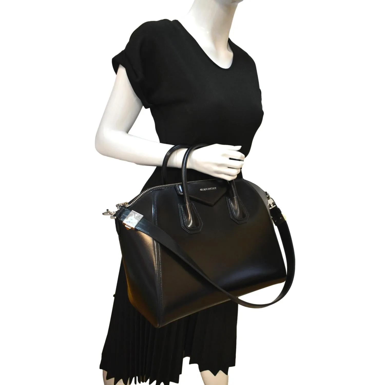 GIVENCHY Antigona Medium Calfskin Leather Shoulder Bag Black