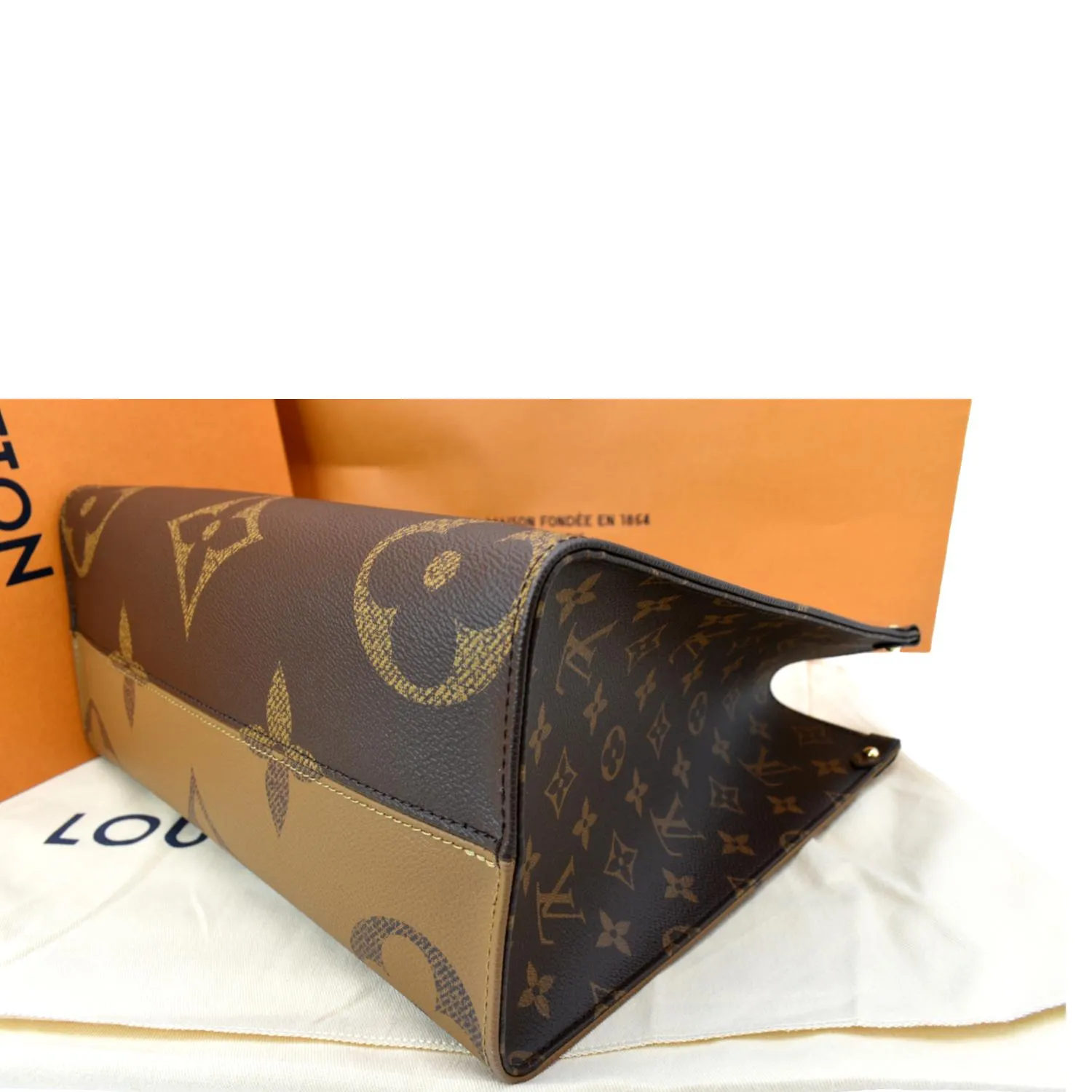 LOUIS VUITTON Onthego MM Giant Monogram Canvas Tote Shoulder Bag Brown