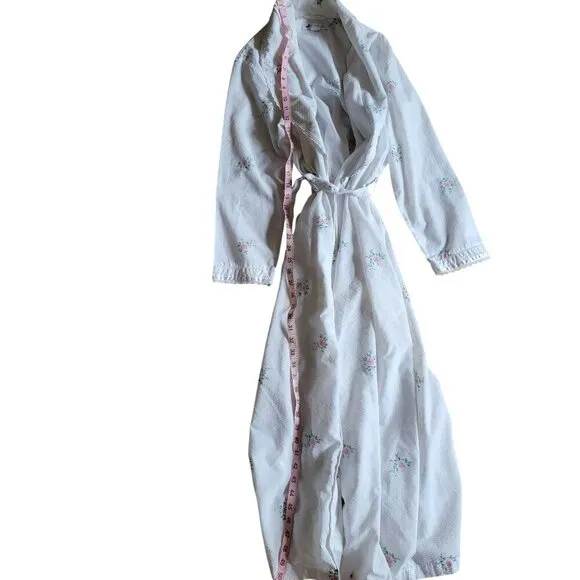 Vintage White Floral Long Robe With Lace Accents &amp; Belted Waist