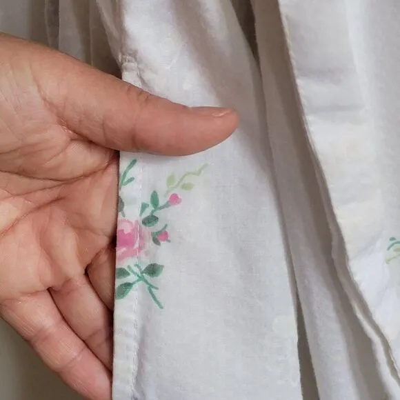 Vintage White Floral Long Robe With Lace Accents &amp; Belted Waist