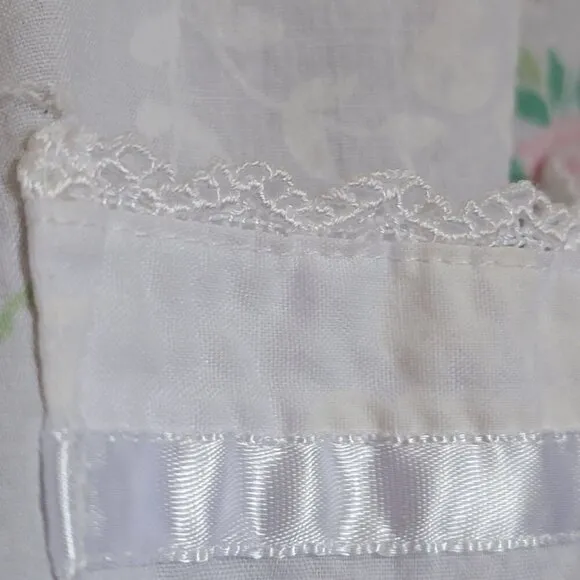 Vintage White Floral Long Robe With Lace Accents &amp; Belted Waist