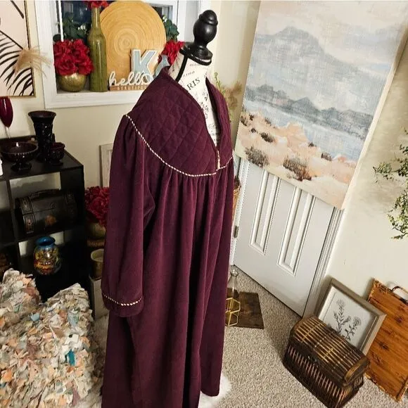 VTG Vanity Fair Velour Maroon Quilted Lounge Coat.